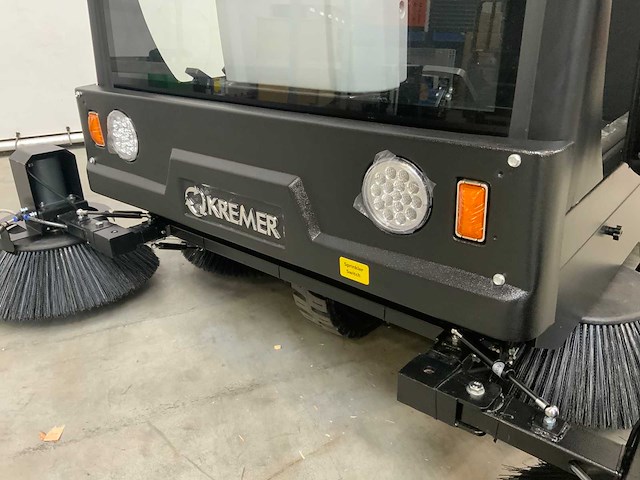 Kremer - 2025 - krs100 - straatveegmachine - afbeelding 1 van  4