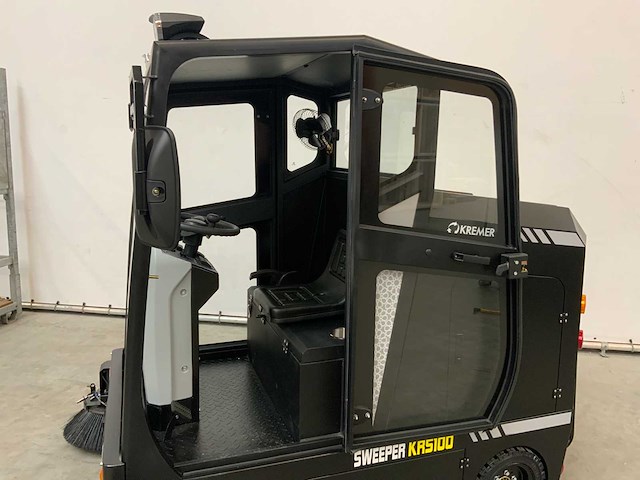 Kremer - 2025 - krs100 - straatveegmachine - afbeelding 3 van  4
