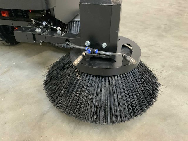 Kremer - 2025 - krs100 - straatveegmachine - afbeelding 2 van  21
