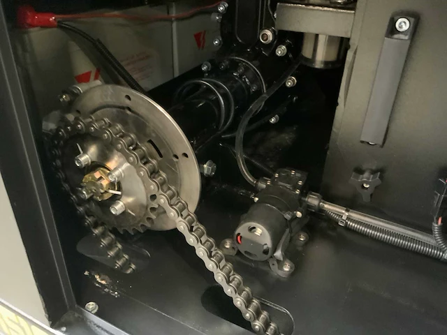 Kremer - 2025 - krs100 - straatveegmachine - afbeelding 10 van  25