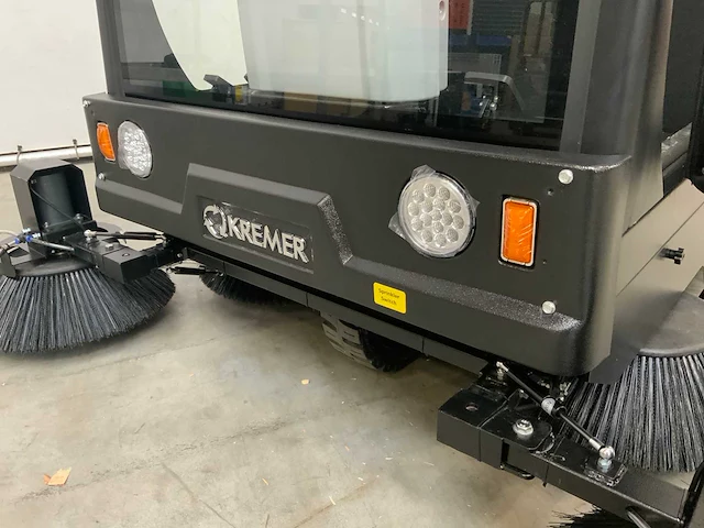 Kremer - 2025 - krs100 - straatveegmachine - afbeelding 18 van  25
