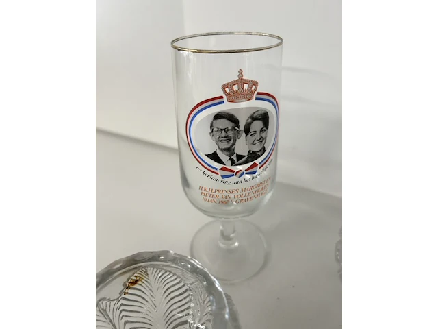 Kristallen karaf / schenkkan met stop: oranje-nassau herdenkingsglas:glazen vaasje / bokaal op metalen voet: - afbeelding 5 van  9
