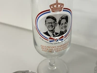 Kristallen karaf / schenkkan met stop: oranje-nassau herdenkingsglas:glazen vaasje / bokaal op metalen voet: - afbeelding 9 van  9