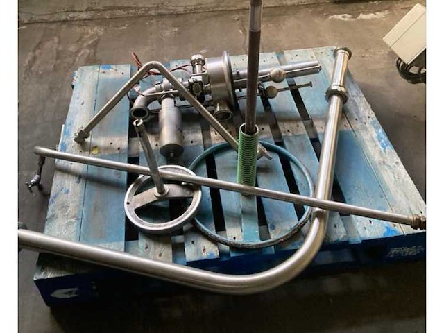 Krones/stork/zalkin/kosme flessen spoel/vul/etiketteerlijn (7000 fles/uur)met onderdelen - afbeelding 58 van  99