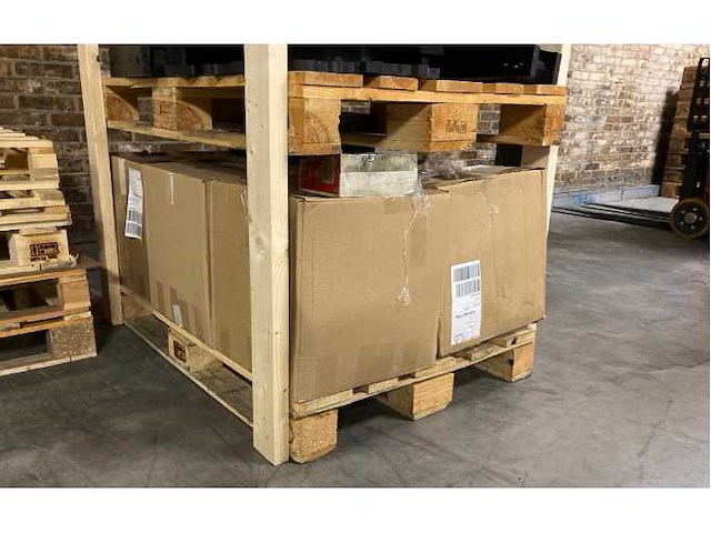 Krones/stork/zalkin/kosme flessen spoel/vul/etiketteerlijn (7000 fles/uur)met onderdelen - afbeelding 9 van  99