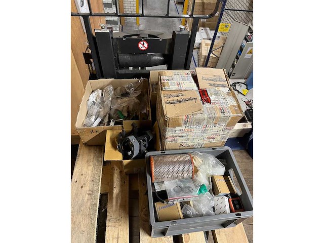 Krones/stork/zalkin/kosme flessen spoel/vul/etiketteerlijn (7000 fles/uur)met onderdelen - afbeelding 69 van  99