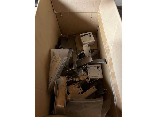 Krones/stork/zalkin/kosme flessen spoel/vul/etiketteerlijn (7000 fles/uur)met onderdelen - afbeelding 14 van  99