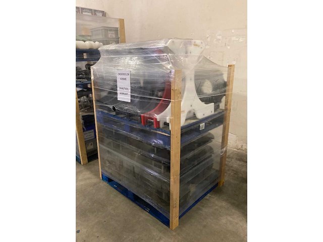 Krones/stork/zalkin/kosme flessen spoel/vul/etiketteerlijn (7000 fles/uur)met onderdelen - afbeelding 17 van  99