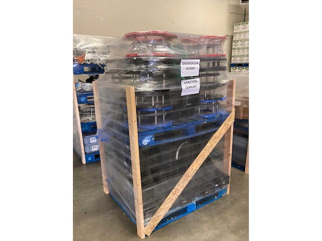 Krones/stork/zalkin/kosme flessen spoel/vul/etiketteerlijn (7000 fles/uur)met onderdelen - afbeelding 18 van  99