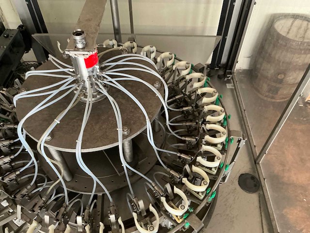 Krones/stork/zalkin/kosme flessen spoel/vul/etiketteerlijn (7000 fles/uur)met onderdelen - afbeelding 87 van  99