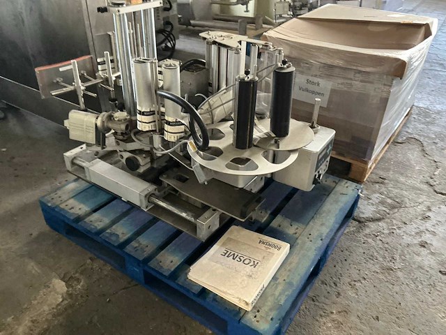 Krones/stork/zalkin/kosme flessen spoel/vul/etiketteerlijn (7000 fles/uur)met onderdelen - afbeelding 36 van  99