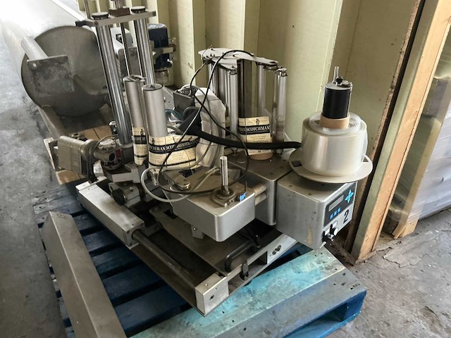 Krones/stork/zalkin/kosme flessen spoel/vul/etiketteerlijn (7000 fles/uur)met onderdelen - afbeelding 39 van  99