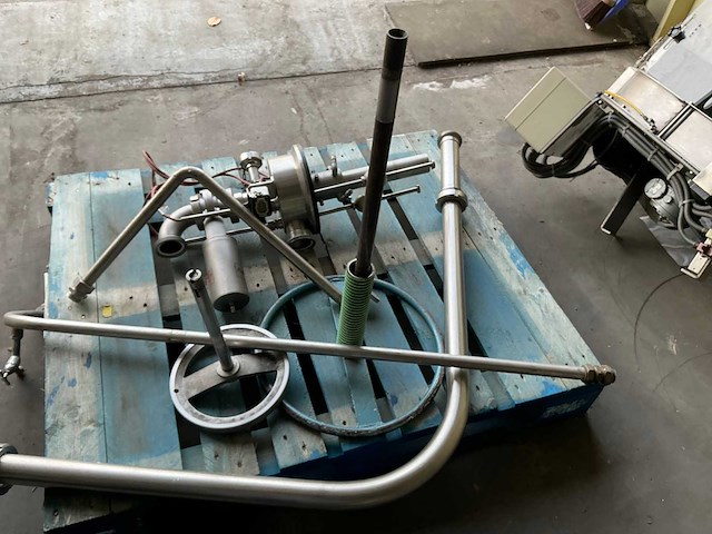 Krones/stork/zalkin/kosme flessen spoel/vul/etiketteerlijn (7000 fles/uur)met onderdelen - afbeelding 43 van  99