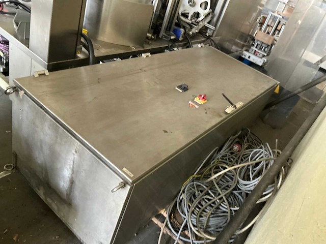 Krones/stork/zalkin/kosme flessen spoel/vul/etiketteerlijn (7000 fles/uur)met onderdelen - afbeelding 47 van  99