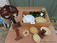 Kruisbheeld, keramiek en glaswerk - afbeelding 1 van  3