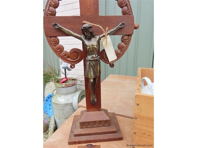 Kruisbheeld, keramiek en glaswerk - afbeelding 2 van  3