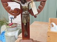 Kruisbheeld, keramiek en glaswerk - afbeelding 2 van  3