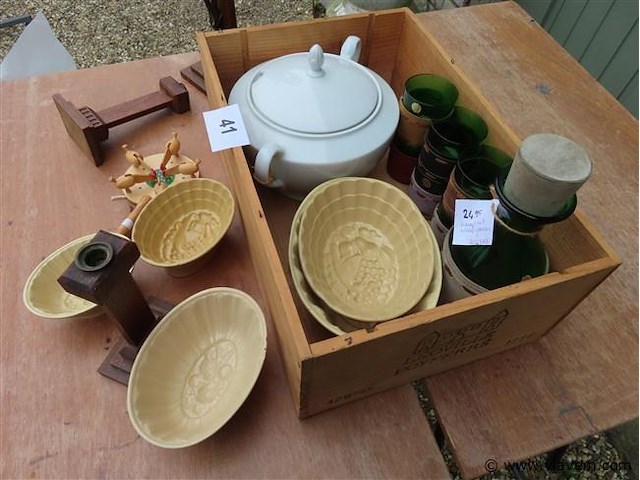 Kruisbheeld, keramiek en glaswerk - afbeelding 3 van  3