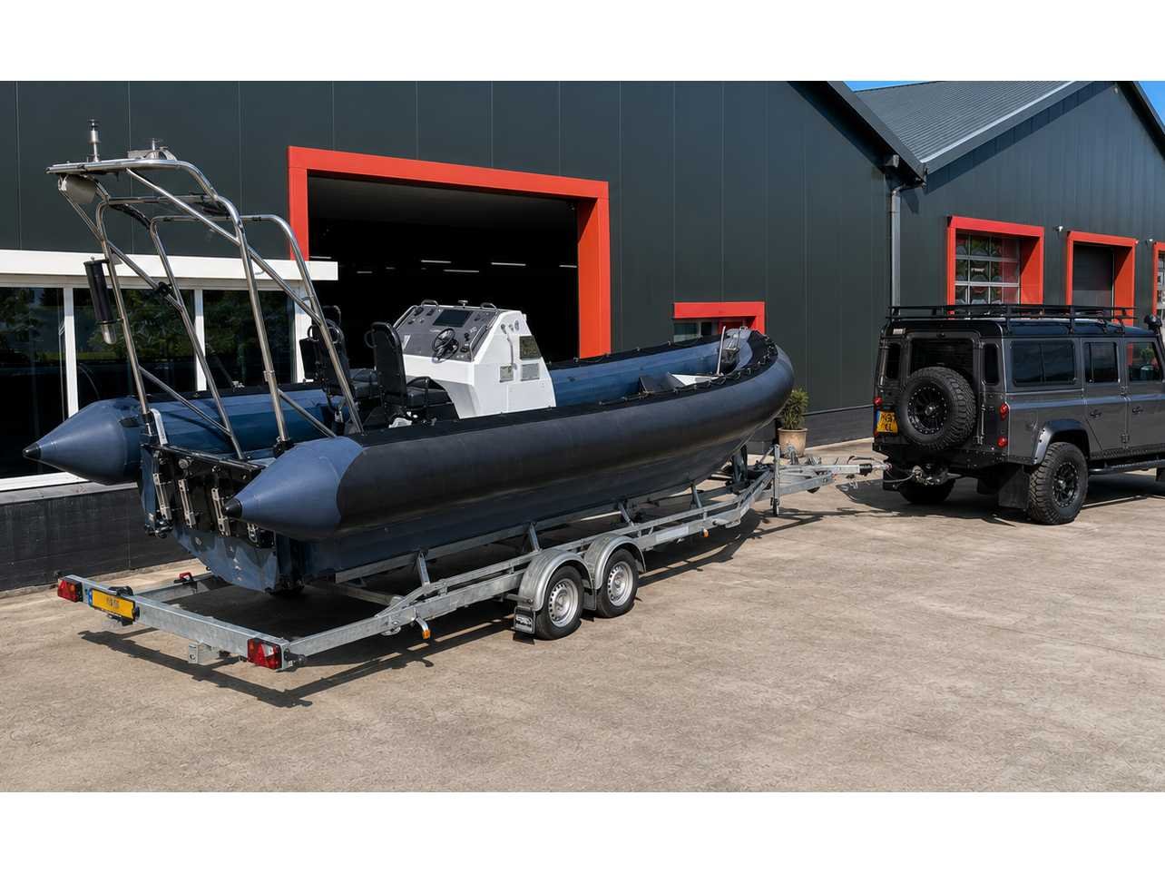 Kruisers, speedboten, buitenboordmotoren, voertuigen en trailers