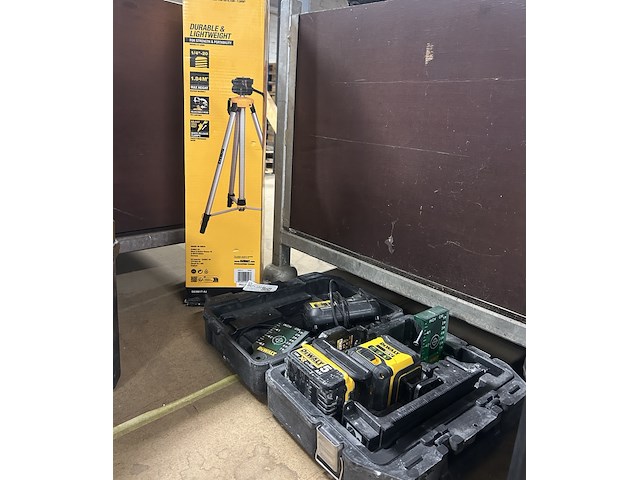 Kruislijnlaser in koffer, 1x statief, 1x accu, 1x lader dewalt, dce089d1g - afbeelding 1 van  7
