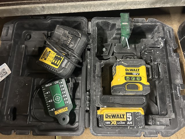 Kruislijnlaser in koffer, 1x statief, 1x accu, 1x lader dewalt, dce089d1g - afbeelding 2 van  7