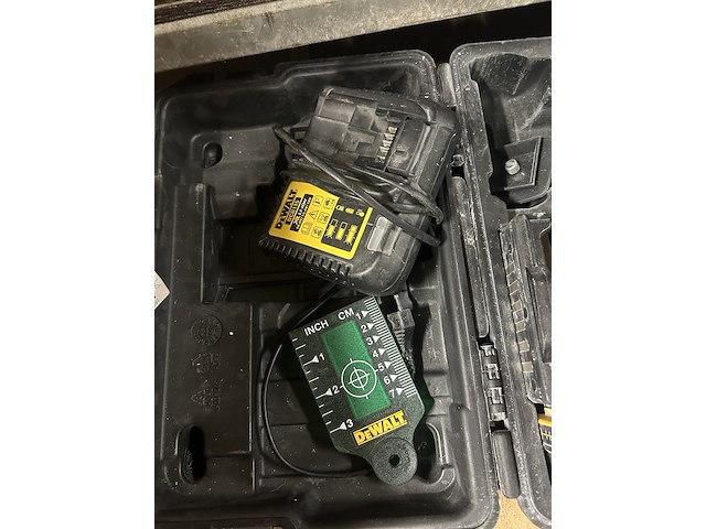 Kruislijnlaser in koffer, 1x statief, 1x accu, 1x lader dewalt, dce089d1g - afbeelding 4 van  7