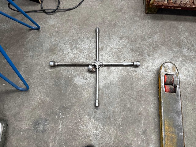 Kruissleutel met extra dop 38mm - afbeelding 1 van  1