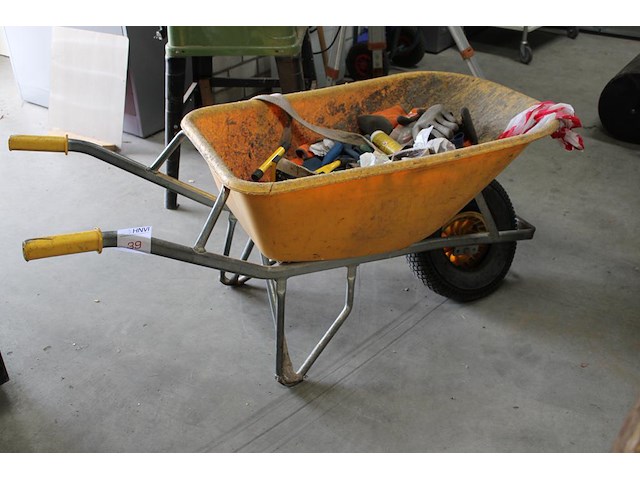 Kruiwagen ford met kunststoffen bak en lekke band - afbeelding 1 van  2