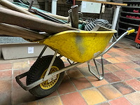 Kruiwagen met aannemersmateriaal - afbeelding 1 van  5