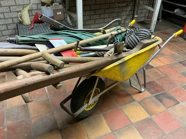 Kruiwagen met aannemersmateriaal - afbeelding 2 van  5
