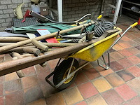 Kruiwagen met aannemersmateriaal - afbeelding 2 van  5