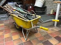 Kruiwagen met aannemersmateriaal - afbeelding 3 van  5