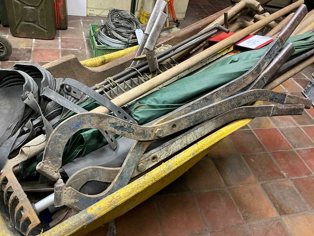 Kruiwagen met aannemersmateriaal - afbeelding 4 van  5