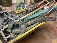 Kruiwagen met aannemersmateriaal - afbeelding 4 van  5