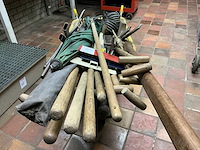 Kruiwagen met aannemersmateriaal - afbeelding 5 van  5