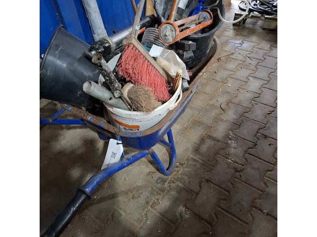 Kruiwagen met inhoud - afbeelding 2 van  10