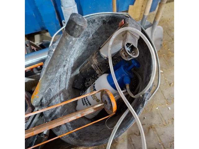 Kruiwagen met inhoud - afbeelding 3 van  10