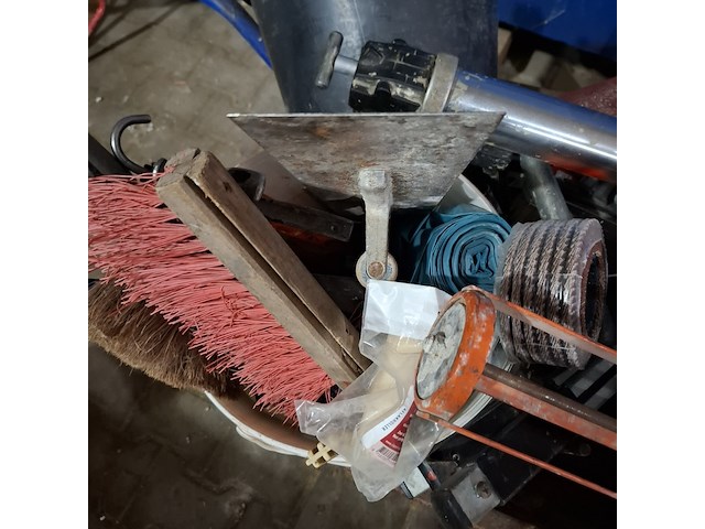 Kruiwagen met inhoud - afbeelding 4 van  10