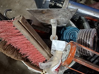 Kruiwagen met inhoud - afbeelding 4 van  10