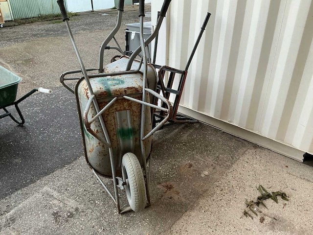 Kruiwagen met schade (3x) - afbeelding 1 van  2