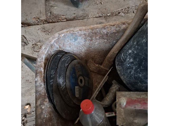 Kruiwagen op luchtband met inhoud - afbeelding 3 van  12