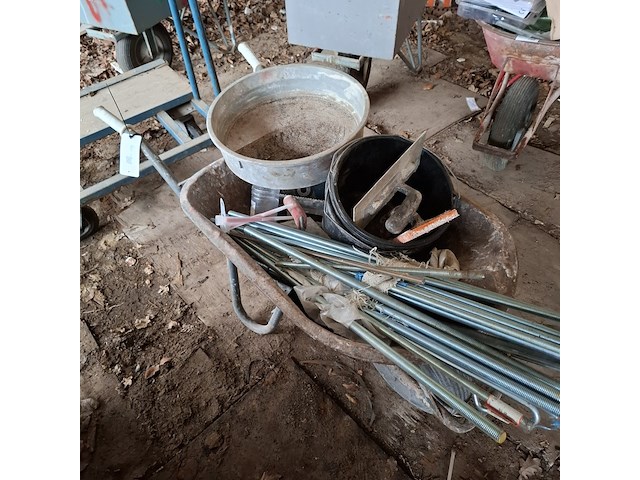 Kruiwagen op luchtband met inhoud - afbeelding 1 van  12