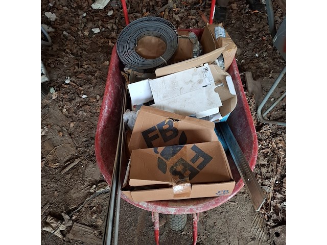 Kruiwagen op luchtband met inhoud - afbeelding 1 van  16