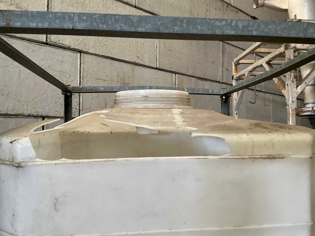 Kruizinga kunststof tank met gegalvaniseerd frame - afbeelding 1 van  2