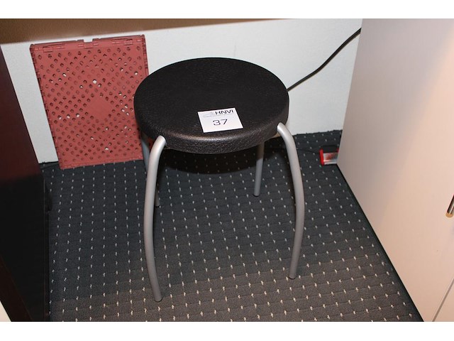 Kruk met kunststof zitting. - afbeelding 1 van  2