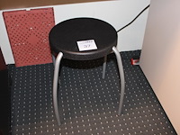 Kruk met kunststof zitting. - afbeelding 1 van  2