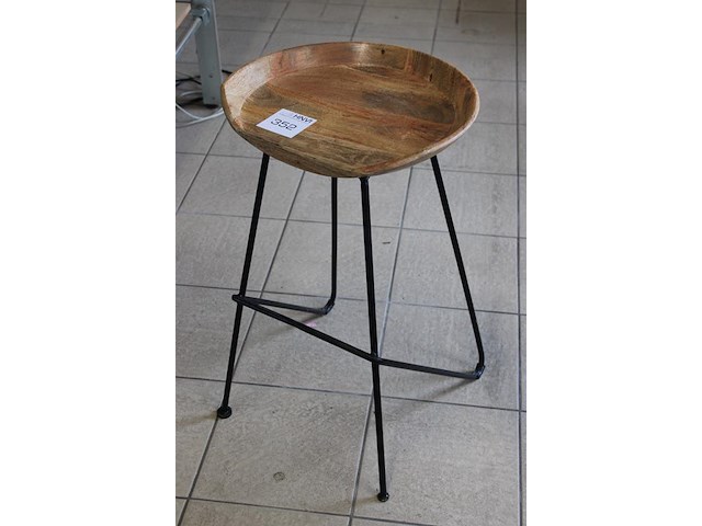 Krukje met houten zitting hoogte 65 cm. - afbeelding 2 van  2