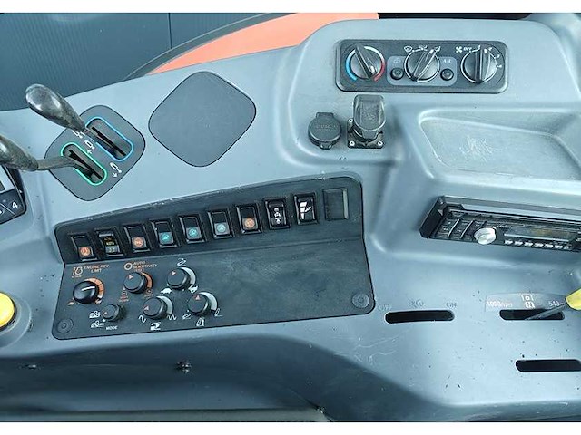 Kubota - m95gx-s-iii - 4-wheel drive tractor - 2019 - afbeelding 17 van  26