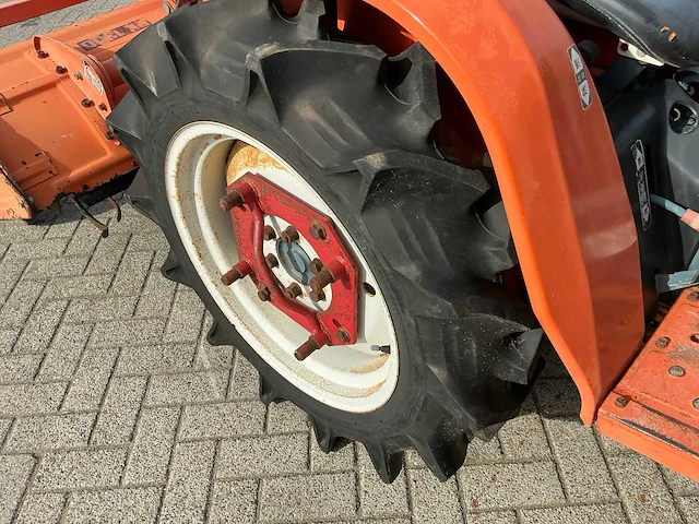 Kubota b1600 ( 4wd ) minitractor - afbeelding 2 van  12