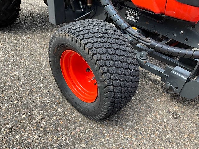Kubota b2400hd hydrostatische 4wd minitractor met frontschuif - afbeelding 4 van  28
